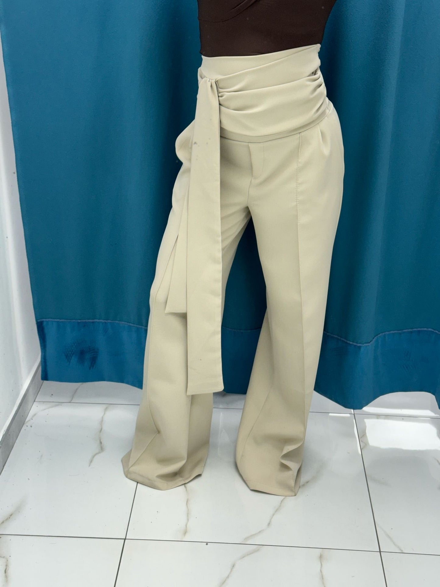 Pantalone con cintura beige 16067