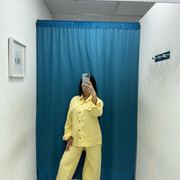 Coordinato camicia e jeans giallo