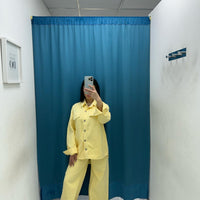 Coordinato camicia e jeans giallo