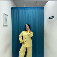 Coordinato camicia e jeans giallo