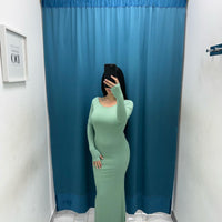 Vestito con scollo e spacco 136231