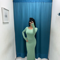 Vestito con scollo e spacco 136231