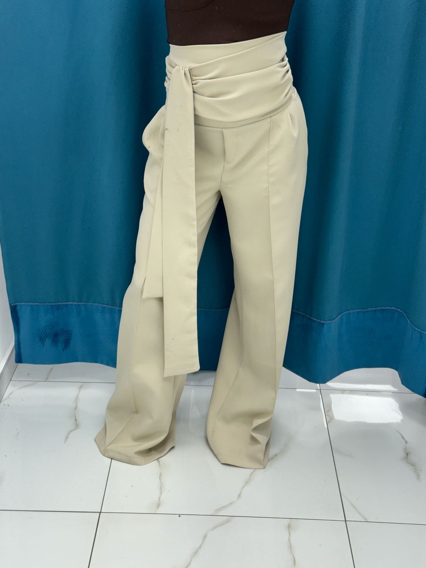 Pantalone con cintura beige 16067