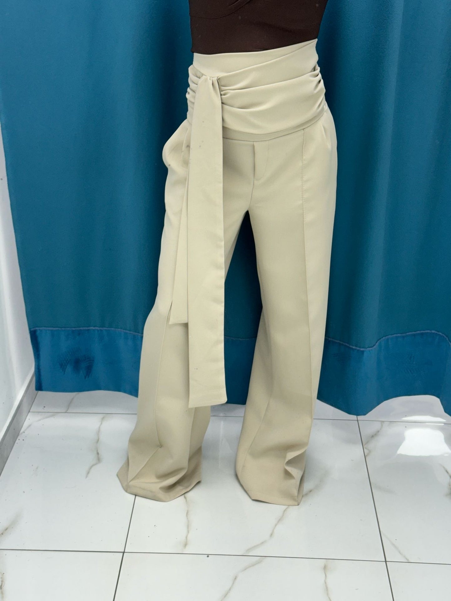 Pantalone con cintura beige 16067