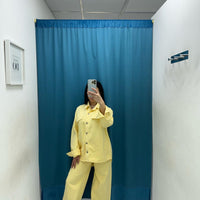 Coordinato camicia e jeans giallo