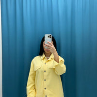 Coordinato camicia e jeans giallo