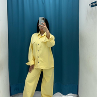 Coordinato camicia e jeans giallo