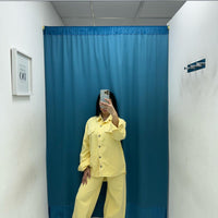 Coordinato camicia e jeans giallo