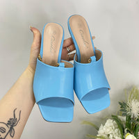 Mules Con Cinturino a Catena Celeste