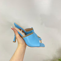 Mules Con Cinturino a Catena Celeste