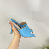 Mules Con Cinturino a Catena Celeste