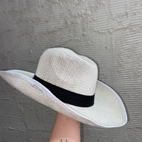 Cappello di paglia scavato