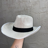 Cappello di paglia scavato