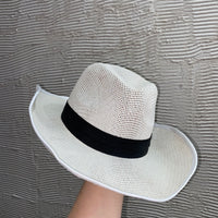 Cappello di paglia scavato