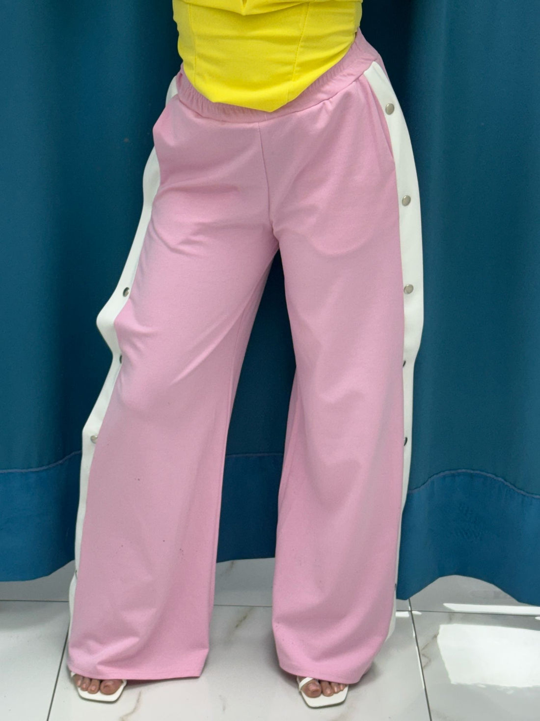 Pantalone con bottoni laterali 96536