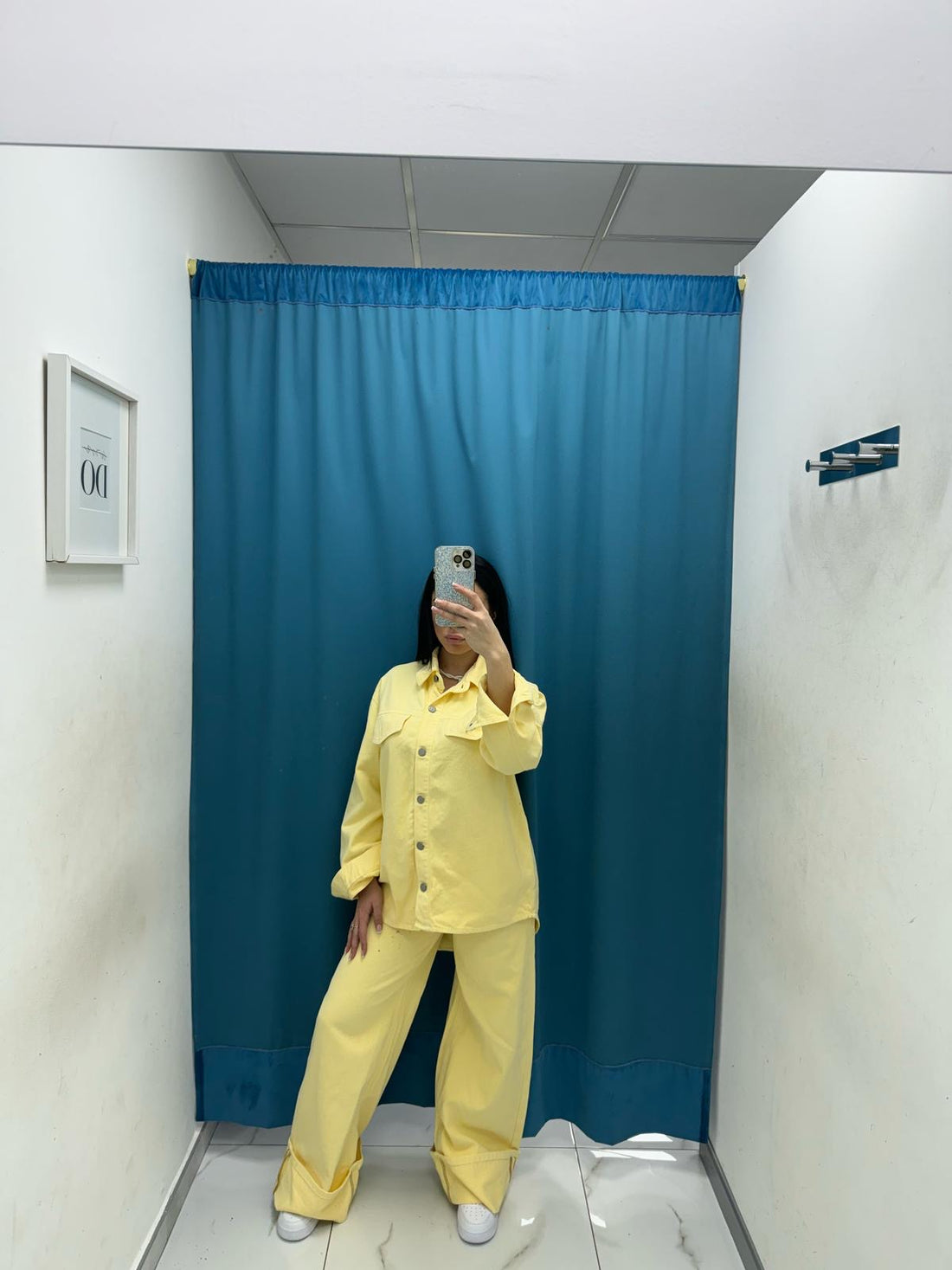 Coordinato camicia e jeans giallo