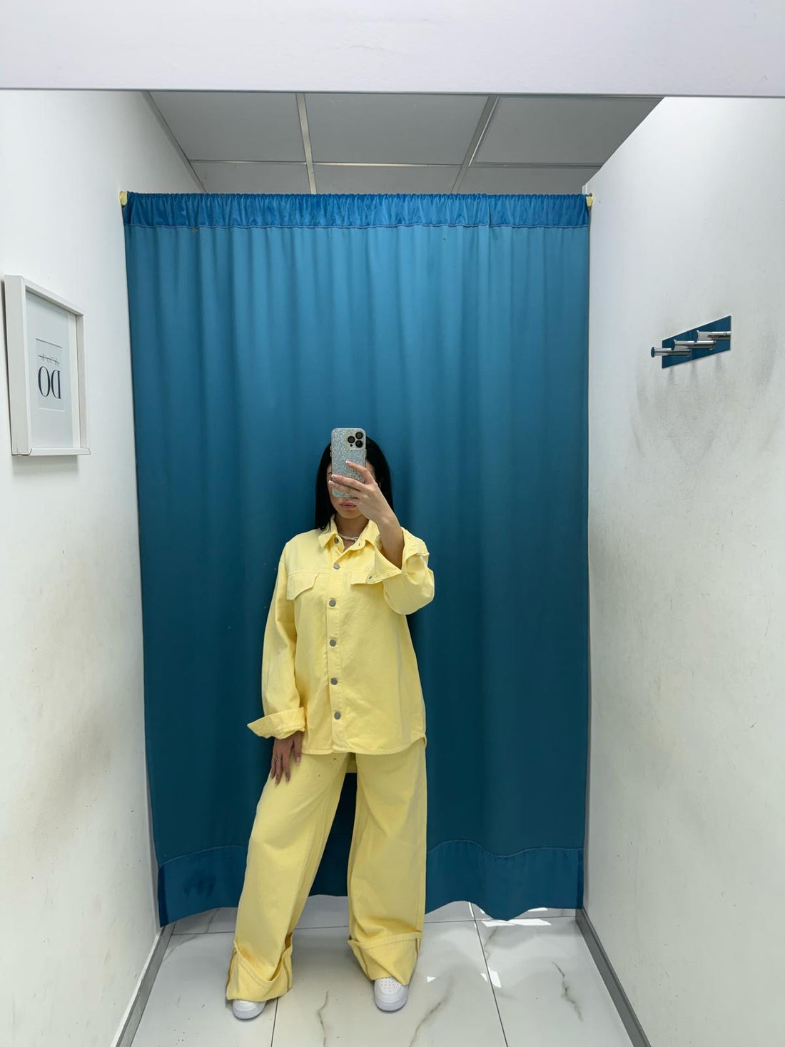 Coordinato camicia e jeans giallo