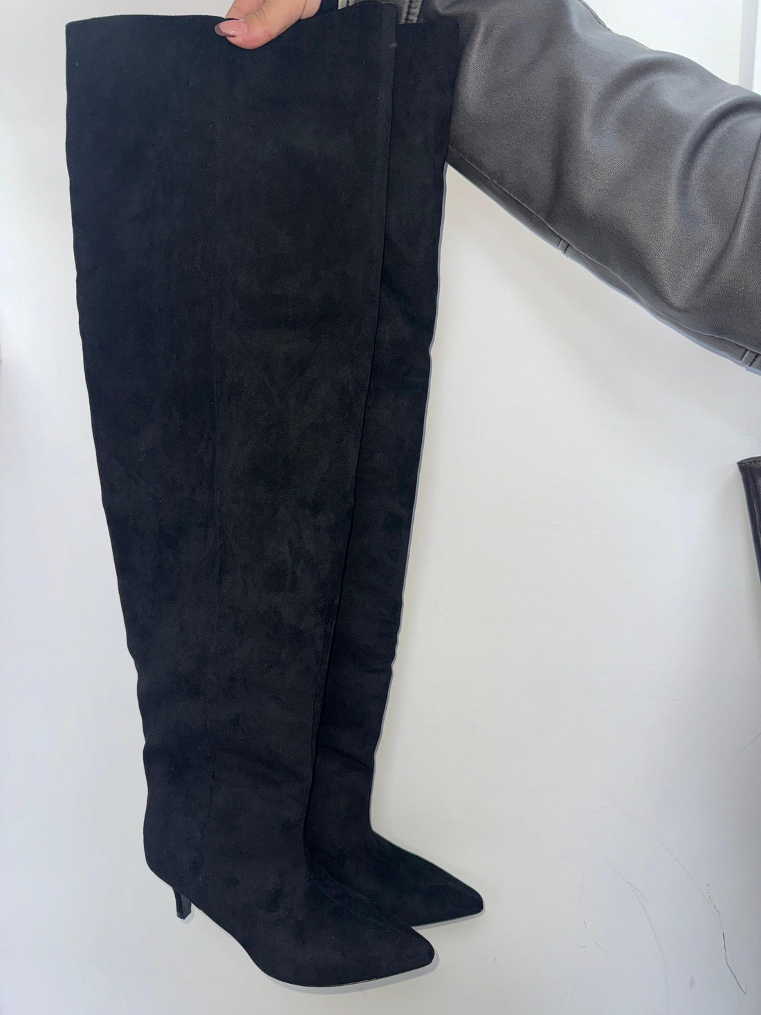 Soft Curve Suede Boots - 3307