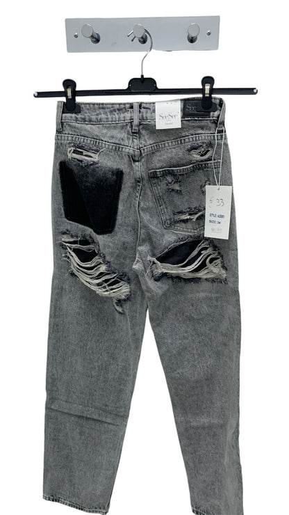 Jeans dritti con strappo sul retro 3081