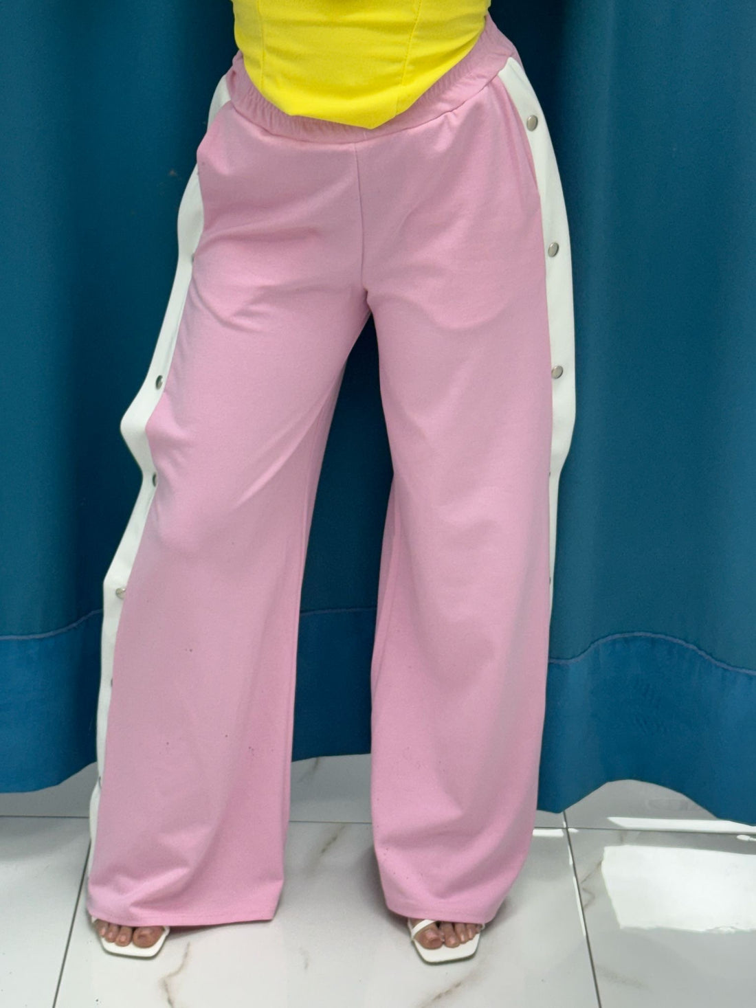 Pantalone con bottoni laterali 96536