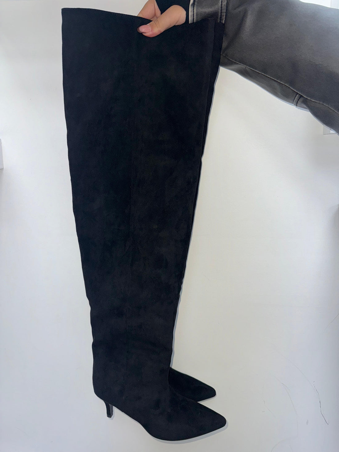 Soft Curve Suede Boots - 3307