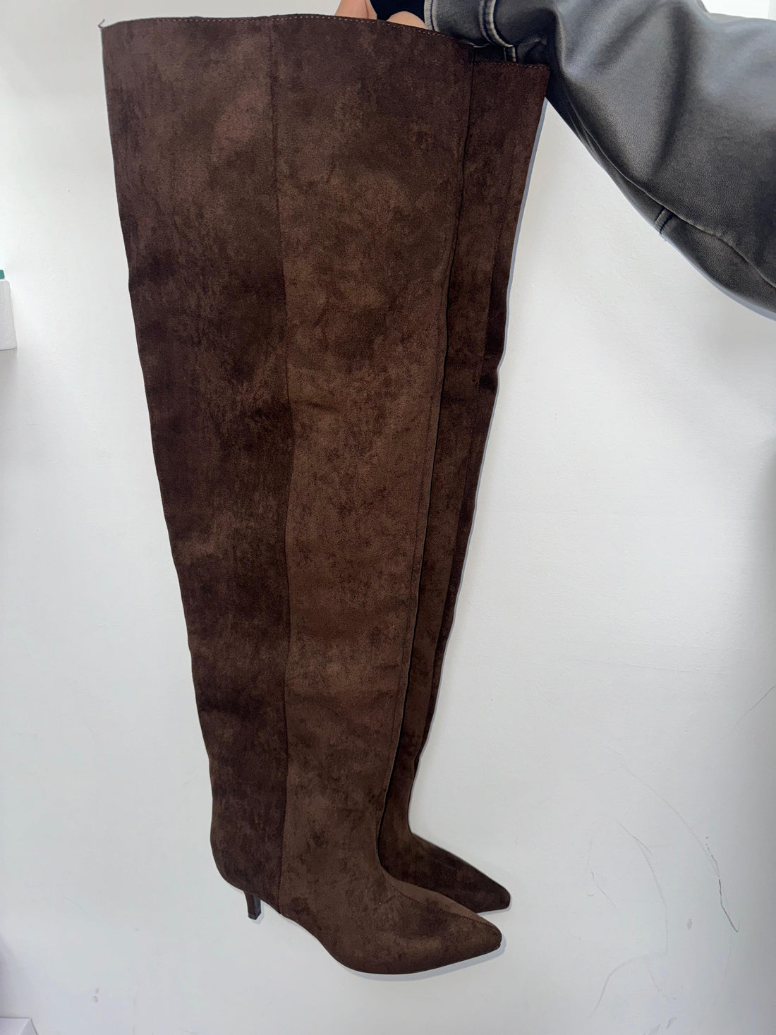 Soft Curve Suede Boots - 3307