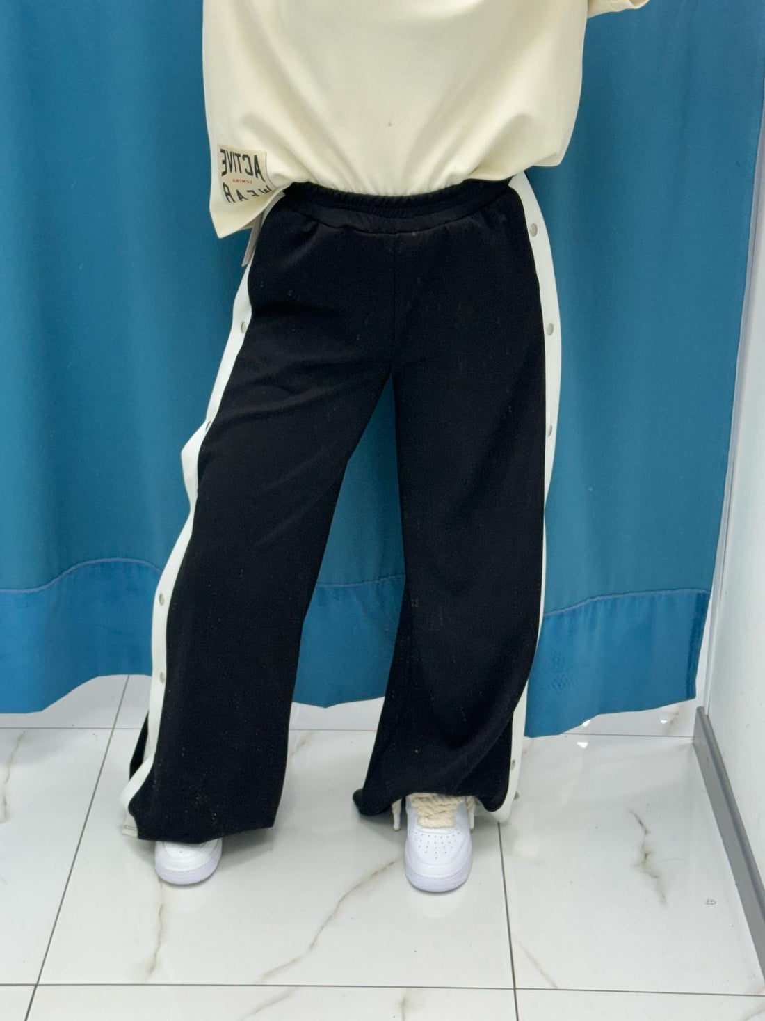 Pantalone con bottoni laterali 96536