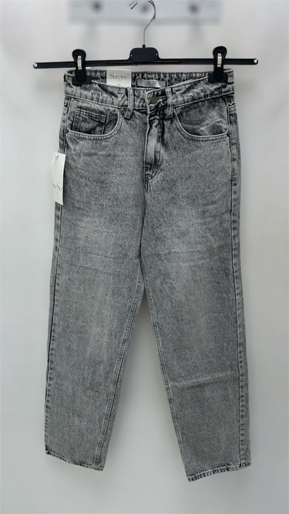 Jeans dritti con strappo sul retro 3081