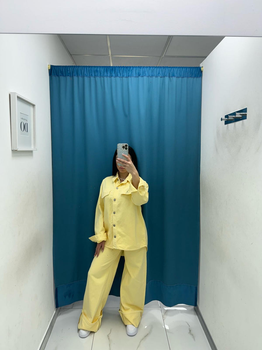 Coordinato camicia e jeans giallo