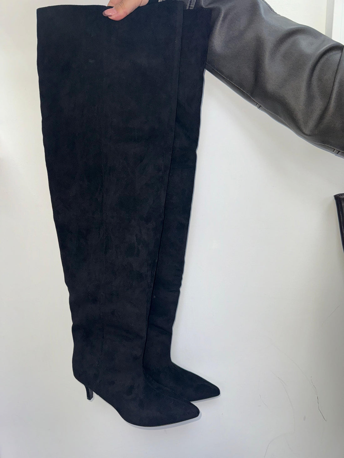 Soft Curve Suede Boots - 3307