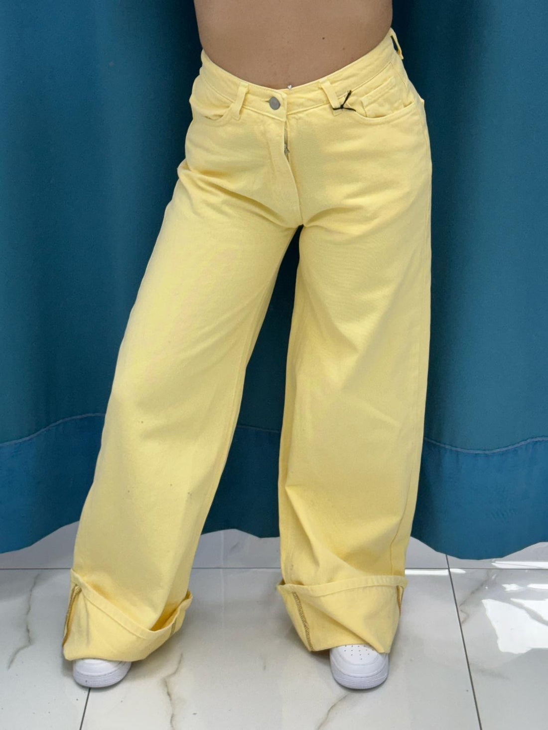 Coordinato camicia e jeans giallo