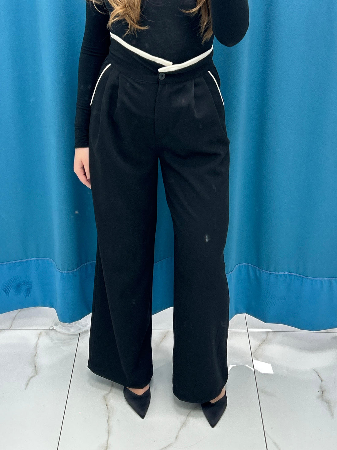 Pantalone con rifiniture bianche 9160