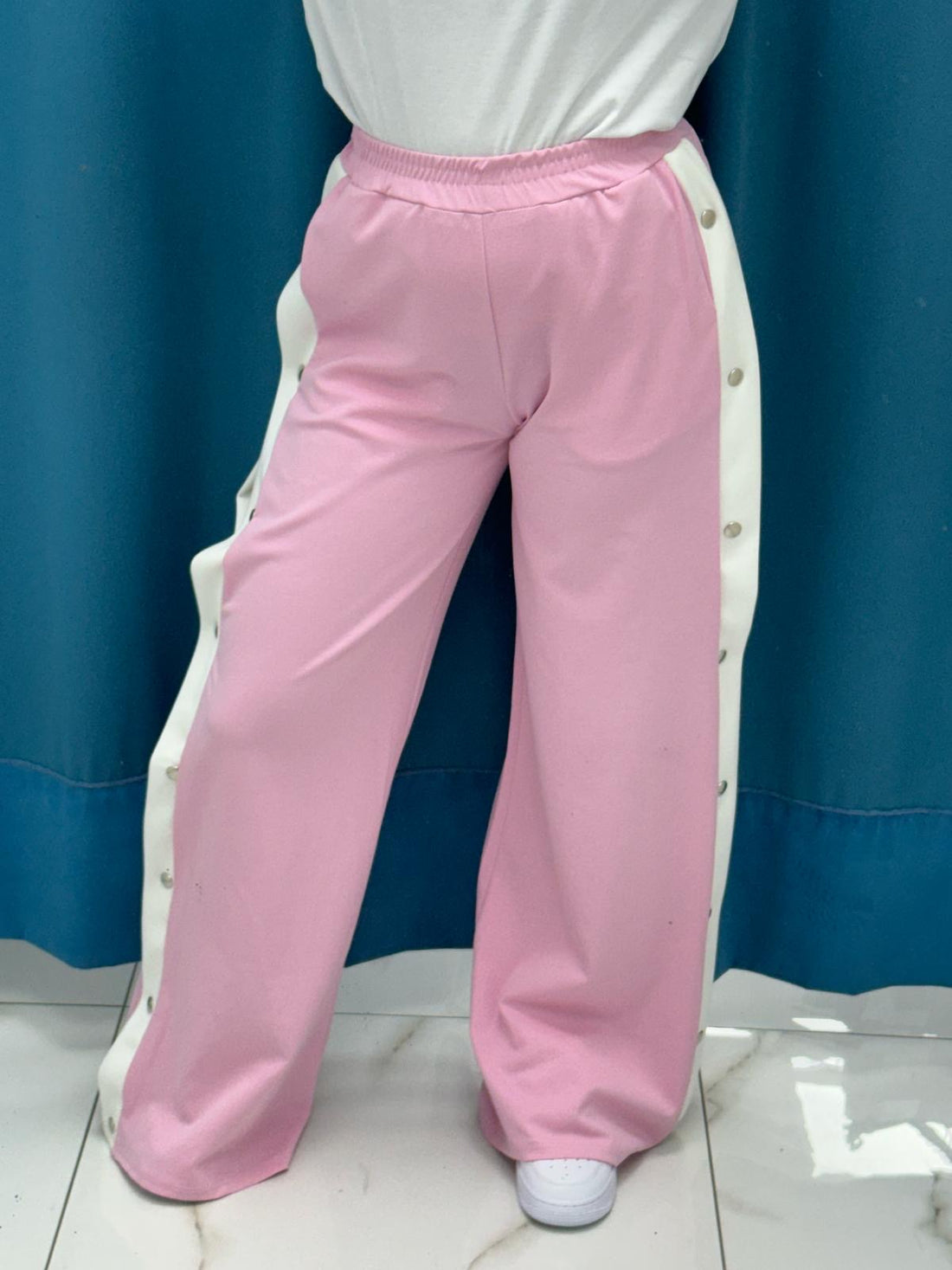 Pantalone con bottoni laterali 96536