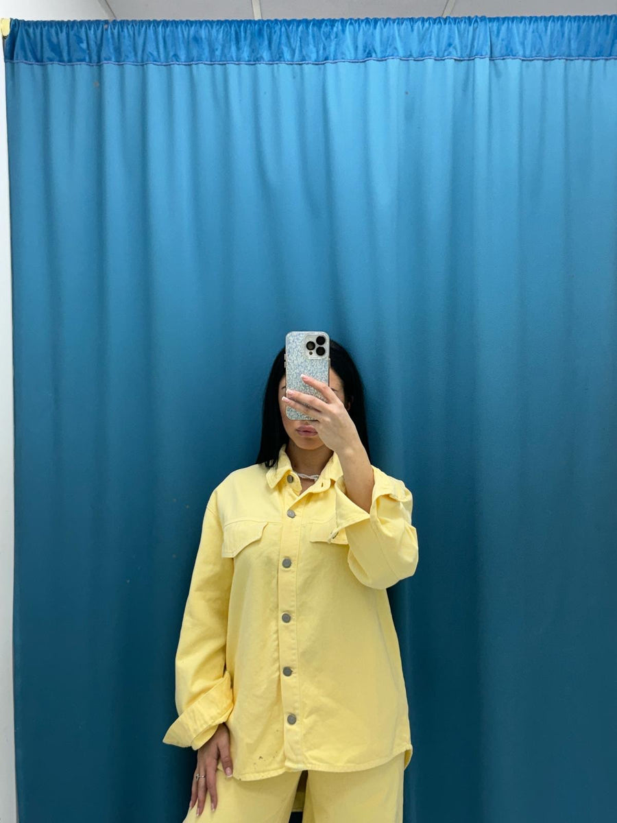 Coordinato camicia e jeans giallo