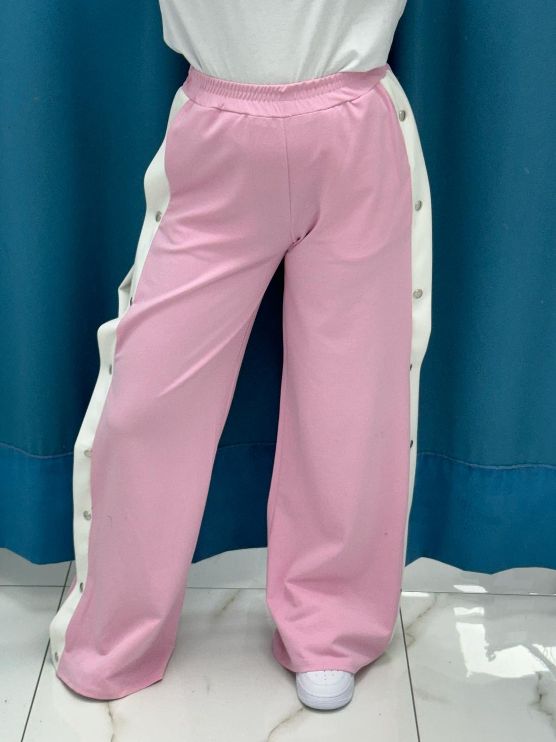 Pantalone con bottoni laterali 96536