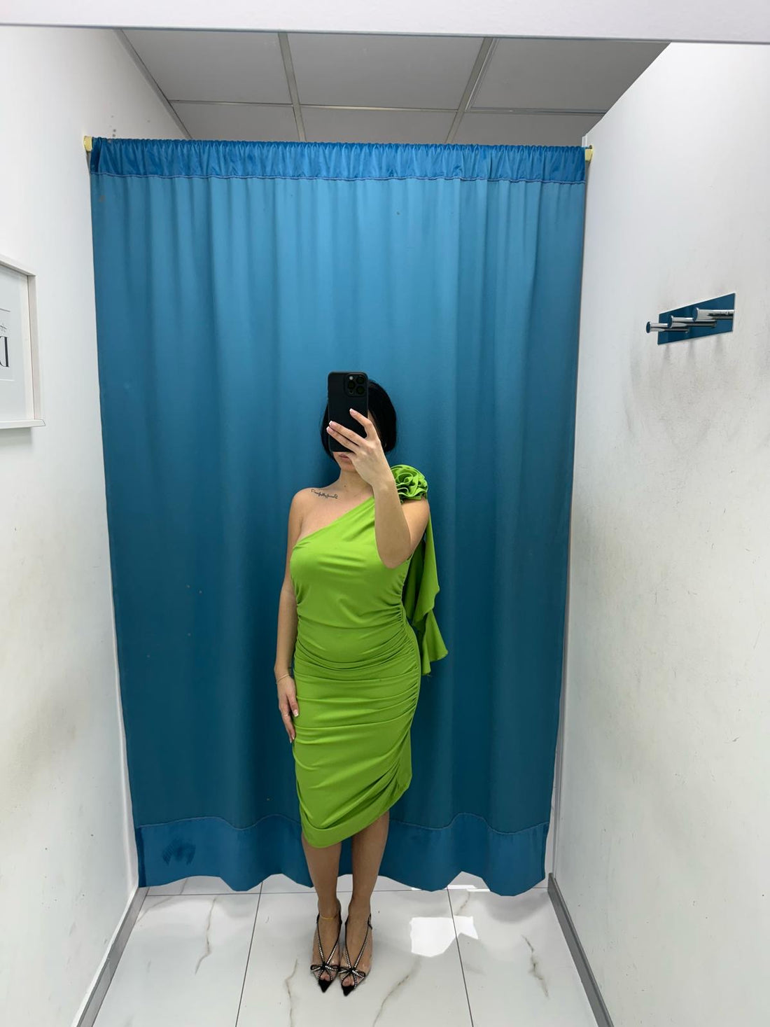 Vestito con fiore 10541