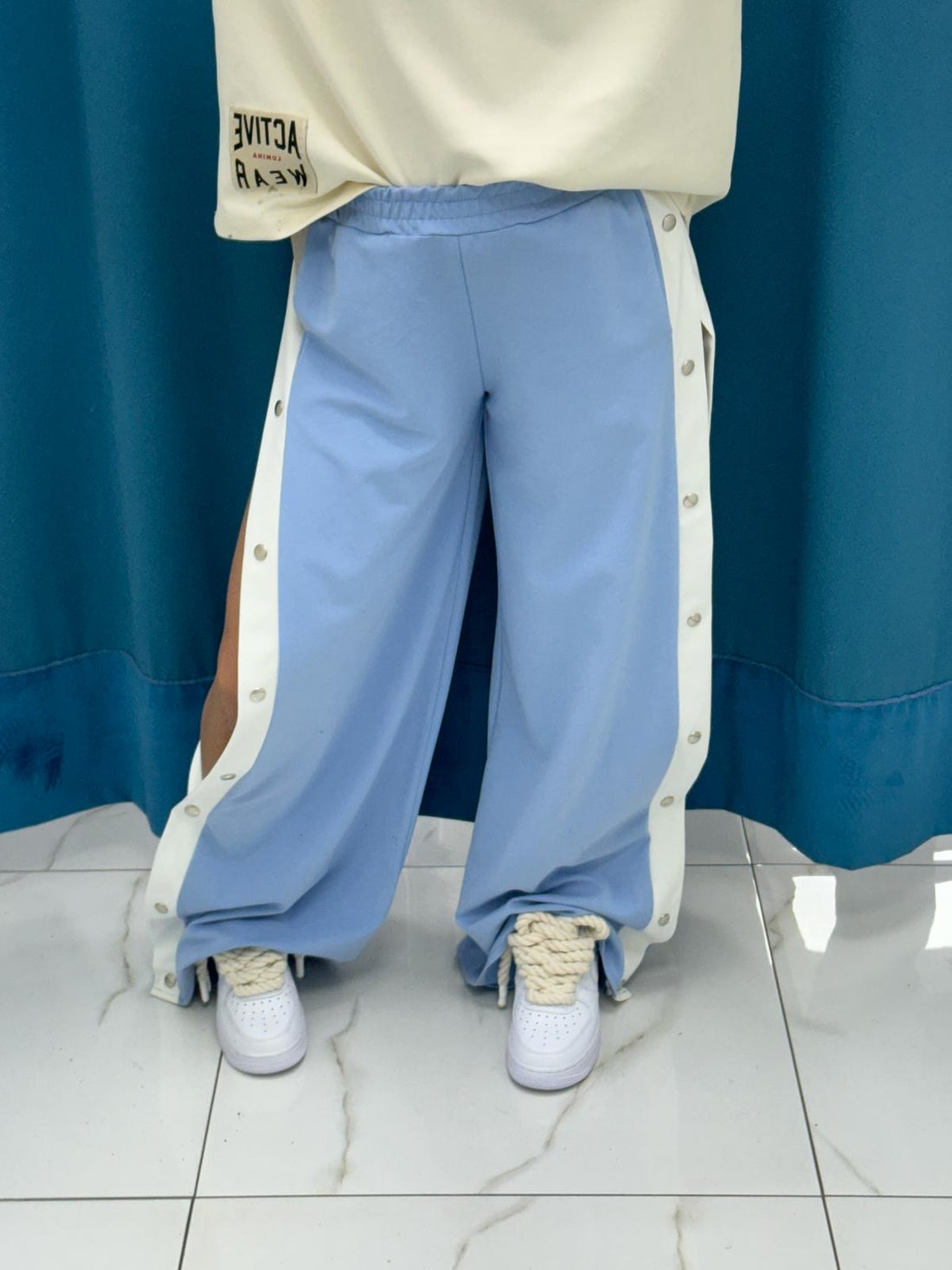 Pantalone con bottoni laterali 96536