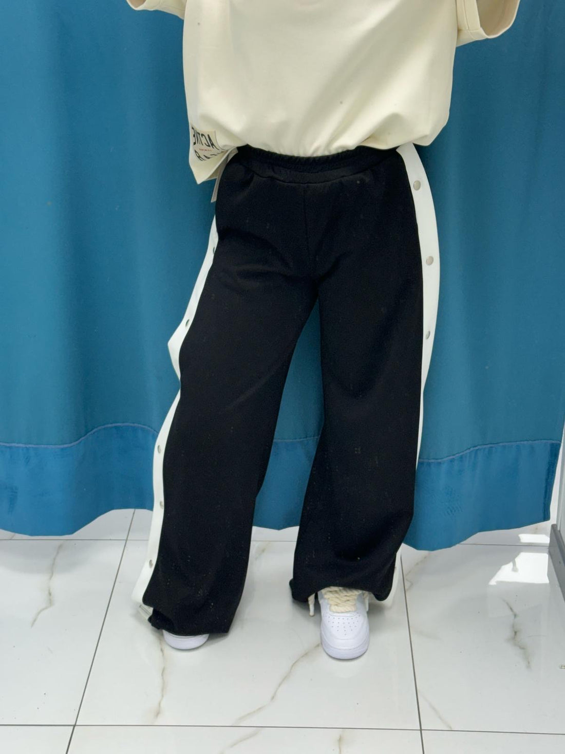Pantalone con bottoni laterali 96536