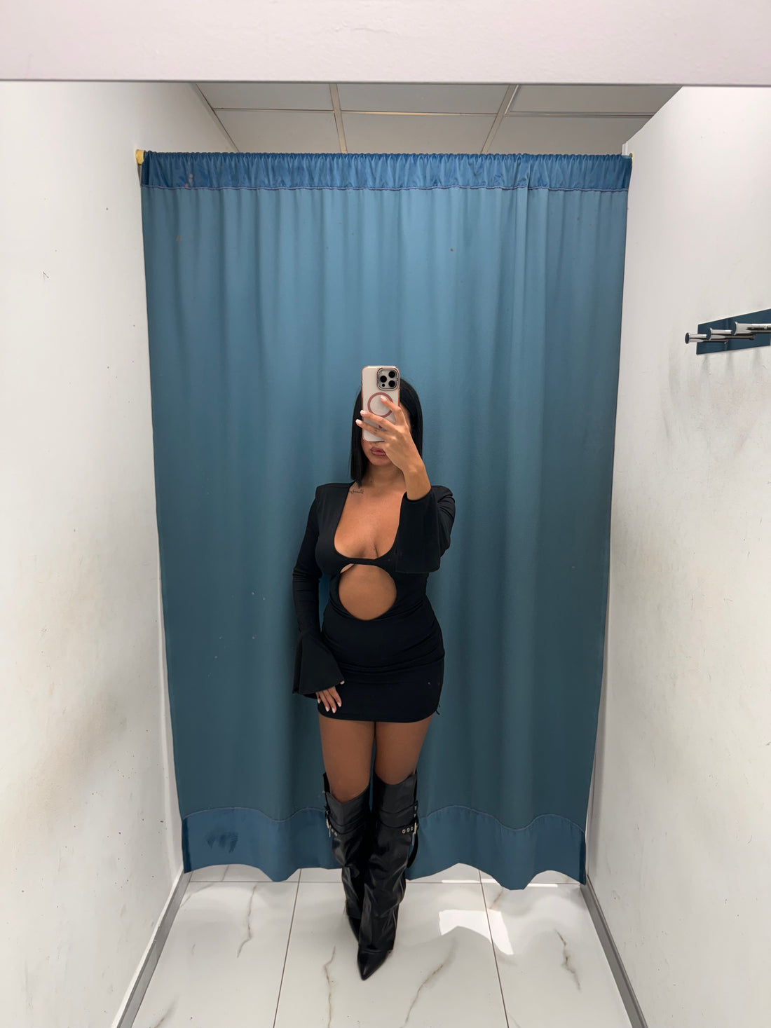 Vestitino Bella:Scollo Profondo e Maniche da Sogno 11162