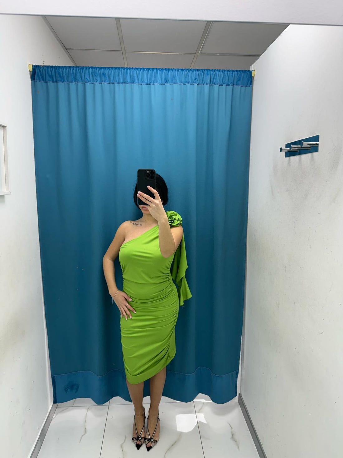 Vestito con fiore 10541