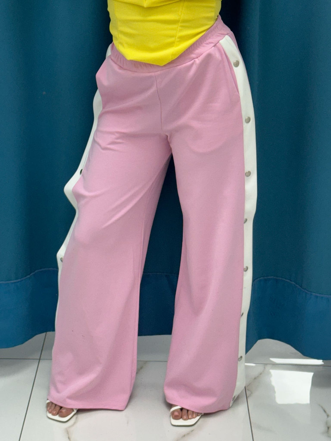 Pantalone con bottoni laterali 96536