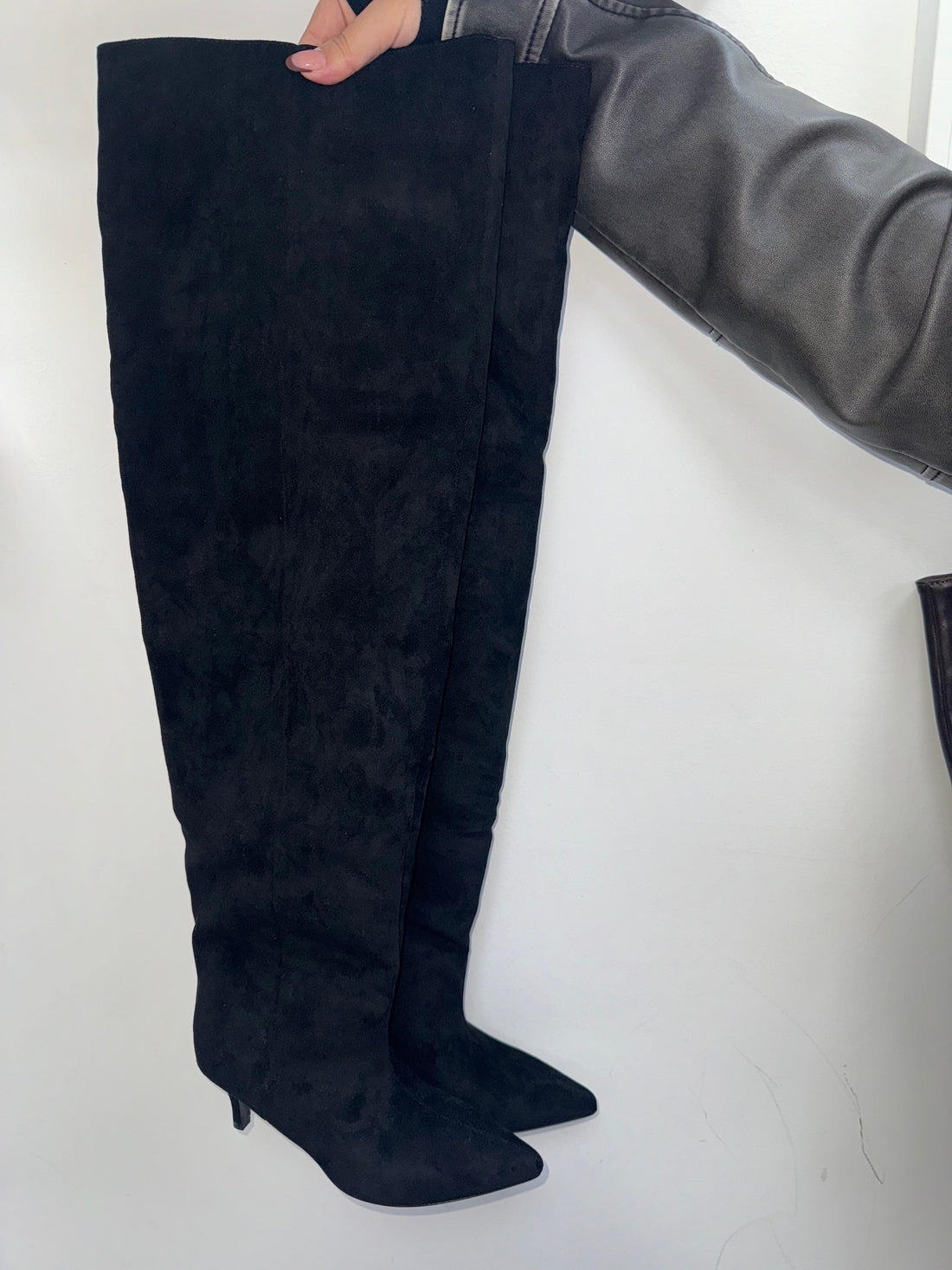 Soft Curve Suede Boots - 3307