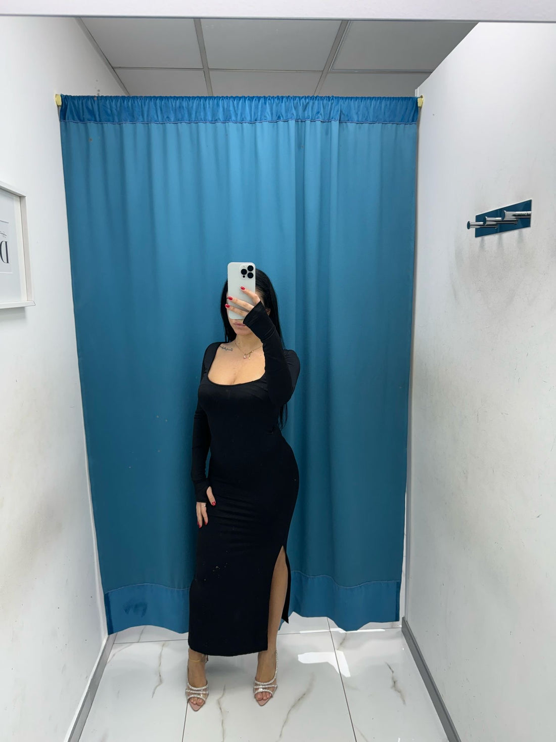 Vestito con scollo e spacco 136231