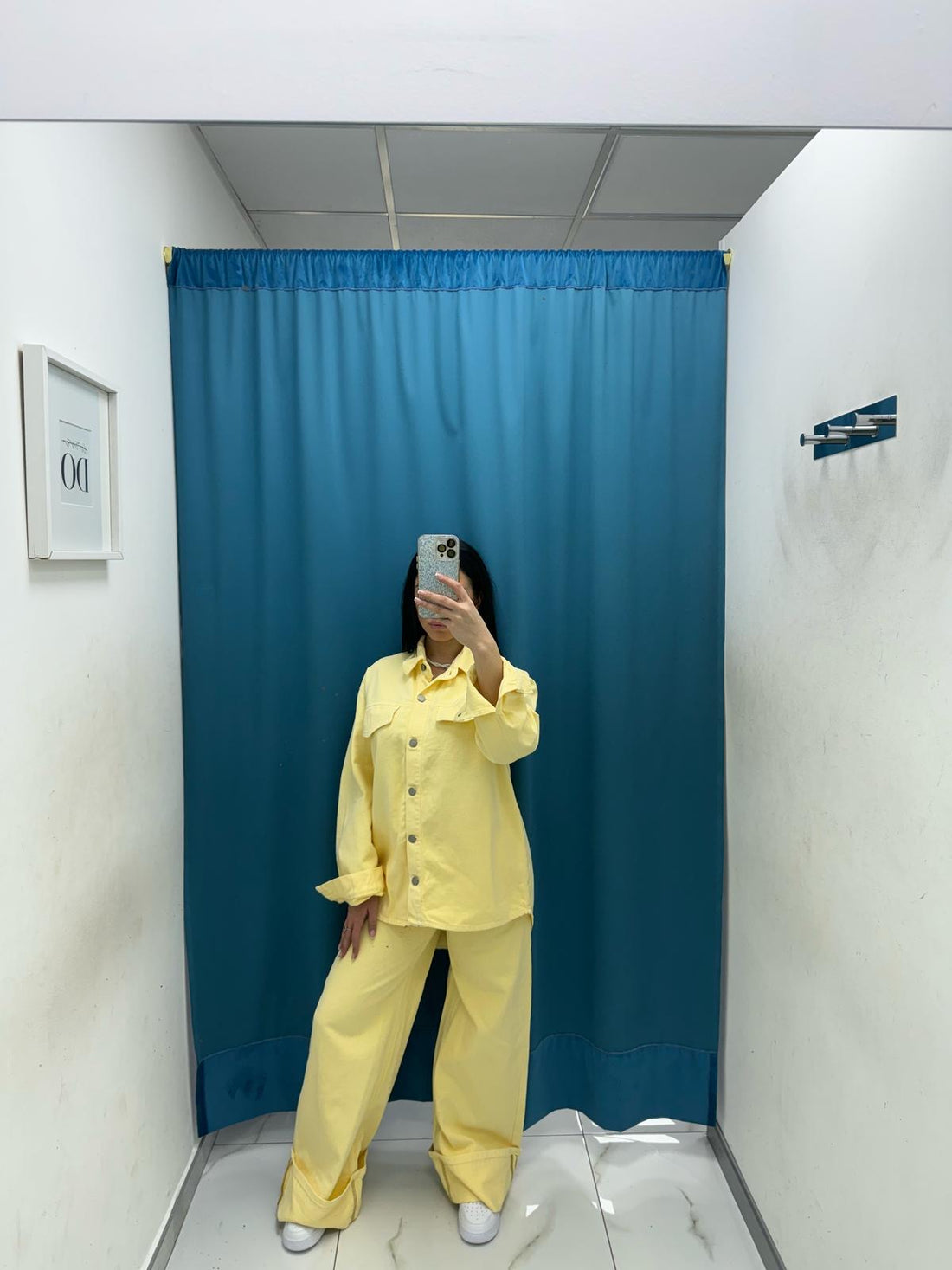 Coordinato camicia e jeans giallo