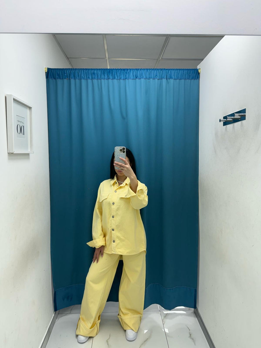 Coordinato camicia e jeans giallo