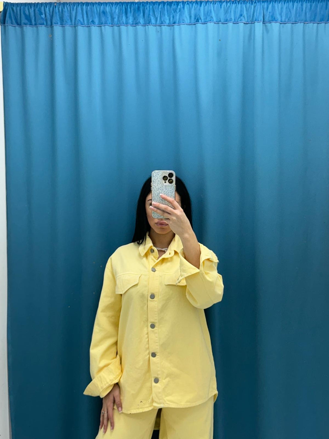 Coordinato camicia e jeans giallo