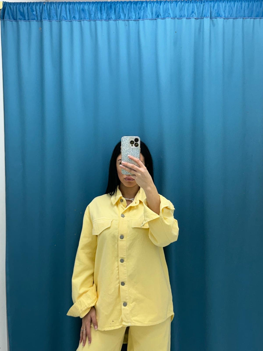 Coordinato camicia e jeans giallo