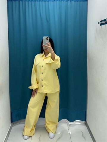 Coordinato camicia e jeans giallo