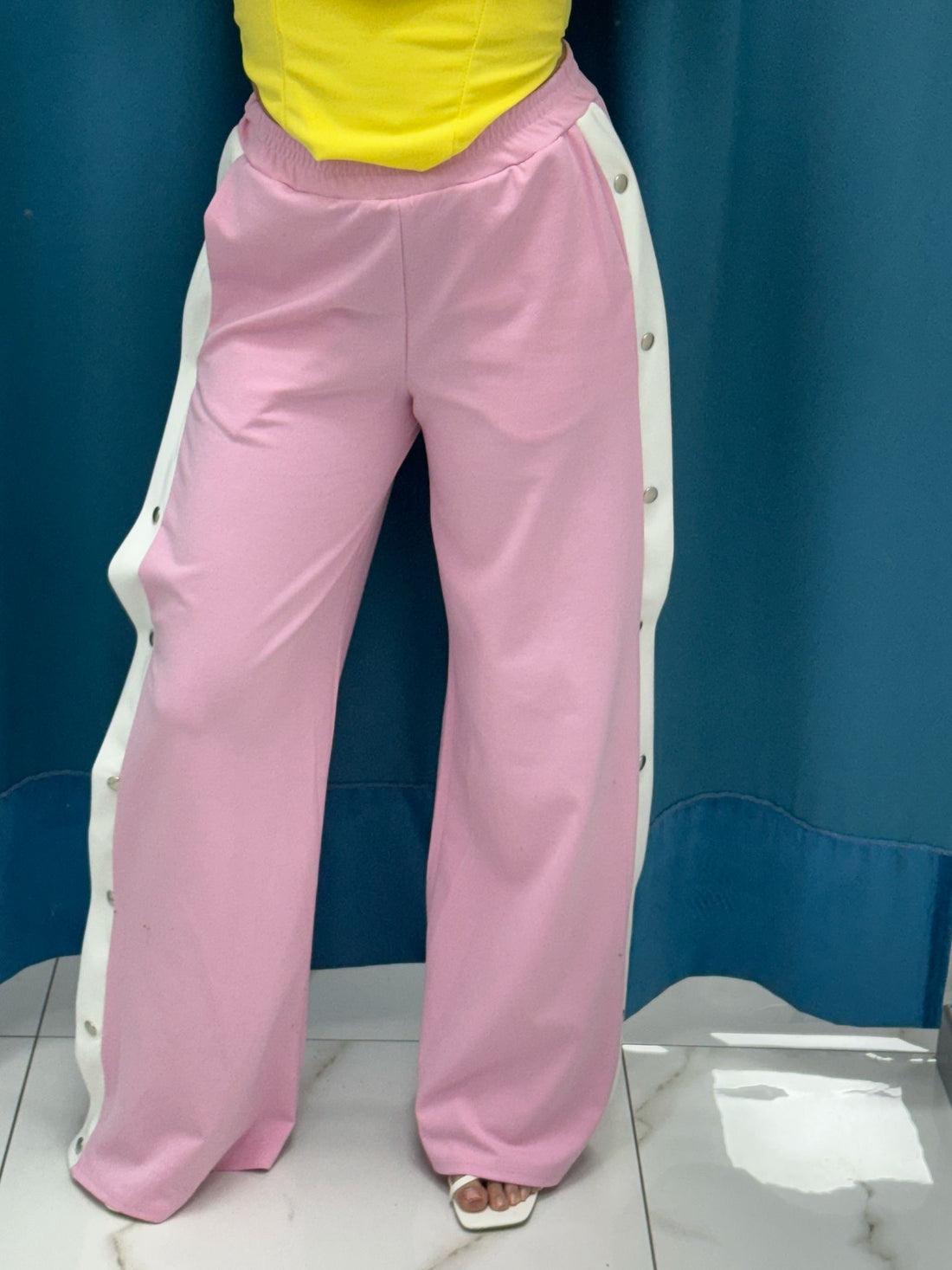 Pantalone con bottoni laterali 96536