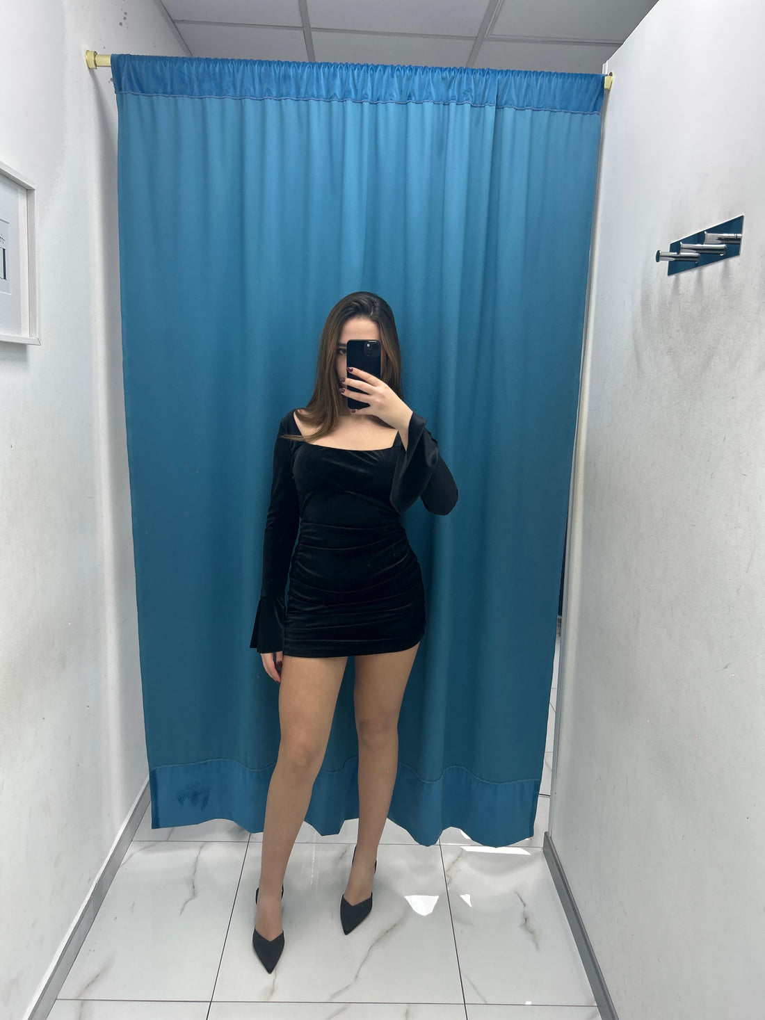 Vestito con scollo in velluto 133084